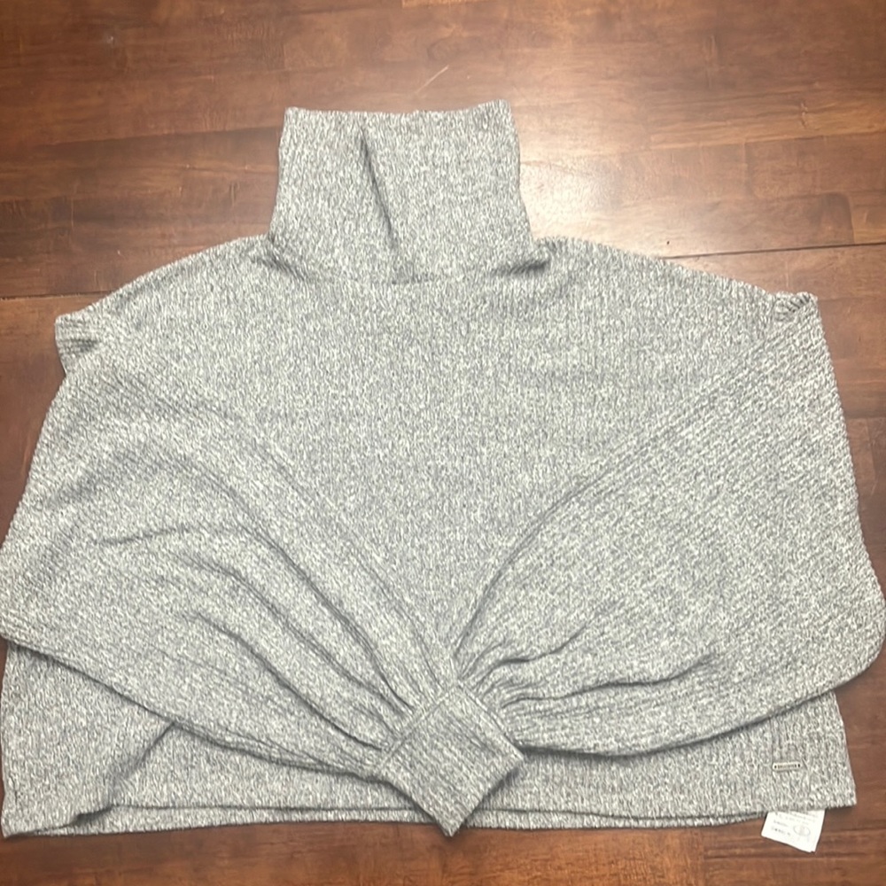 Turtle neck grey cropped shirt